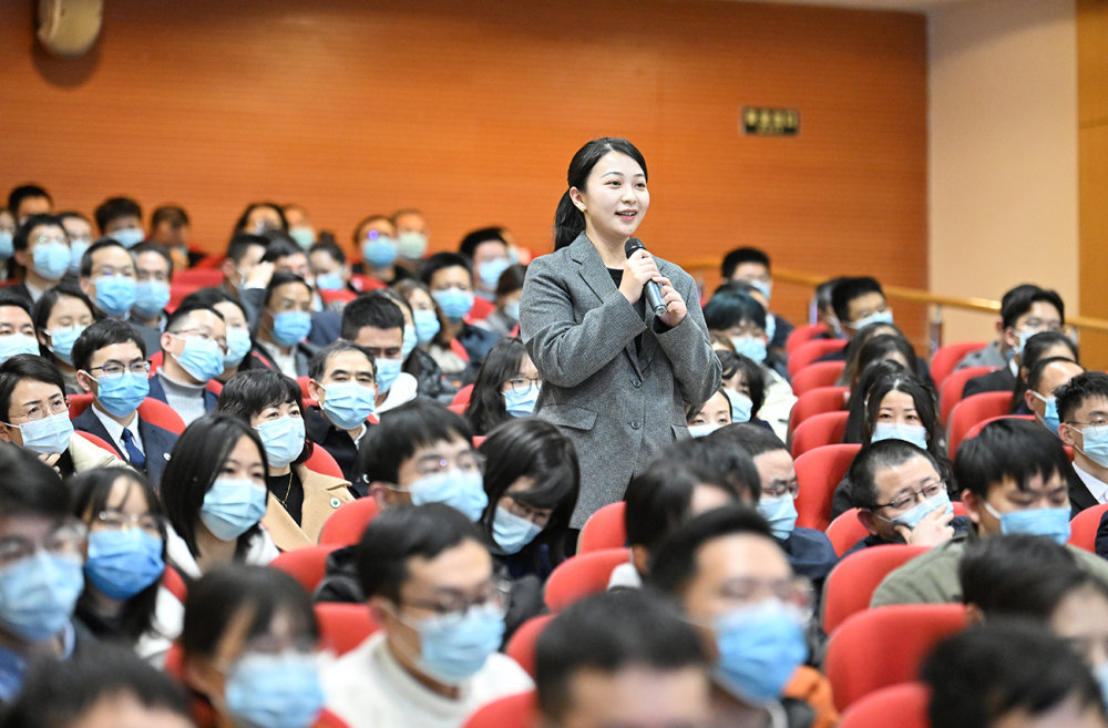 大学生代表围绕党的二十大报告内容提问。苏思 摄